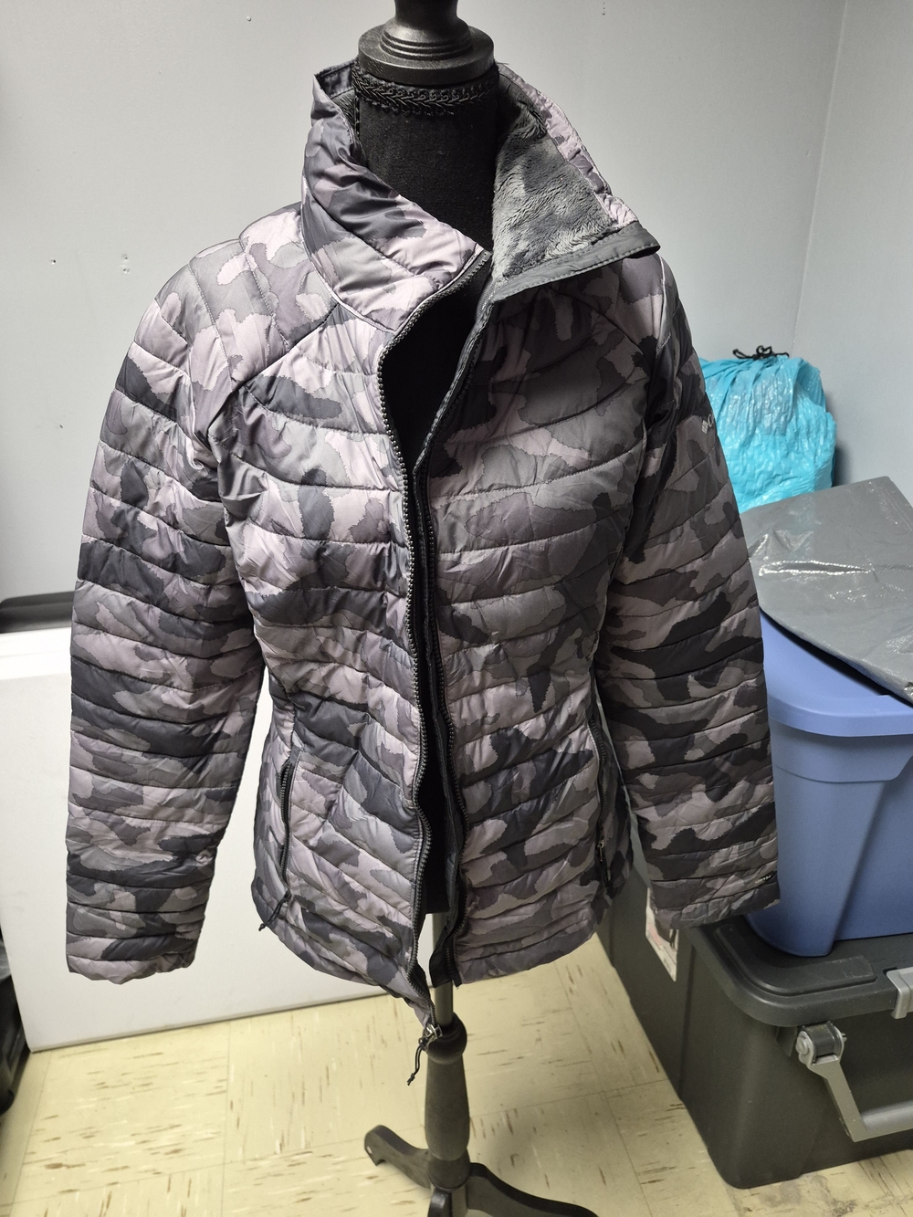 Women's Gray Camo Quilted Puffer Jacket with Faux-Fur Trim